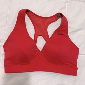Nike sports bra size medium M. Color is salmon.